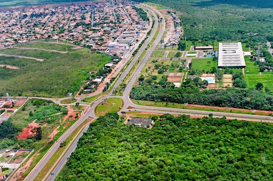 Rua pavimentada e arborizada em Águas Lindas de Goiás hoje